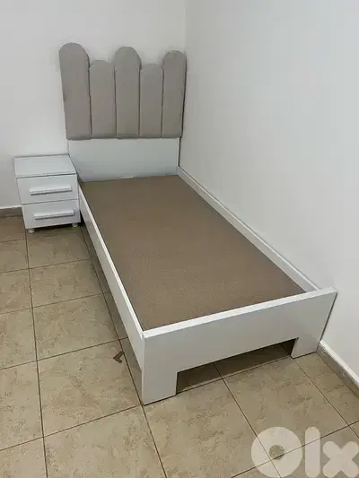 تخت مفرد منجد مع كمود جديدة من المعمل
