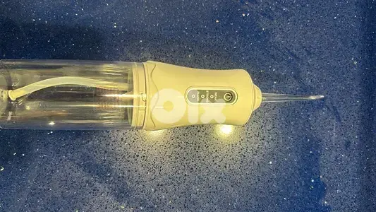 water flosser / oral irrigator