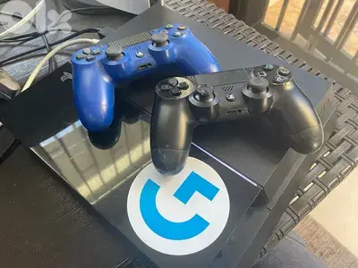 ps4 fat  + 2 games + 2 controllers (original)