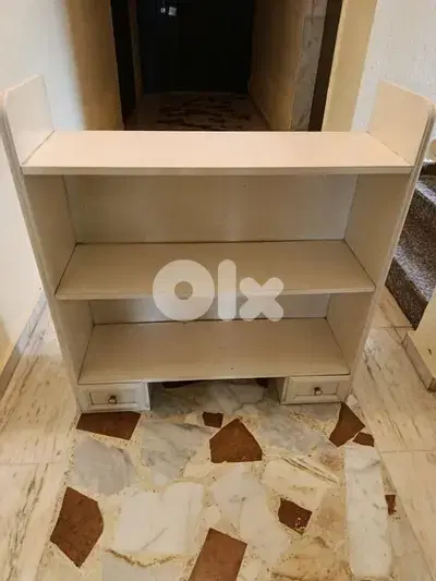 مكتبة بيضاء
