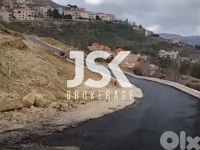 L20720 - 1,000 SQM Land with Open View For Sale in Bhamdoun