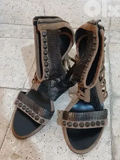 فرصة ذهبية كعب Balmain الأصلي بحالة ممتازة و كمان بسعر ممتاز