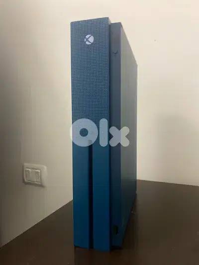 Xbox One S Deep Blue original controller + 2 disk very clean like new