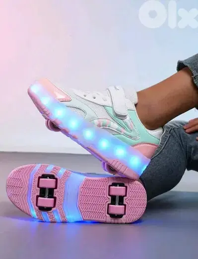 New Fashionable Led Light-Up Roller Shoes With 4 Wheel Roller Skates