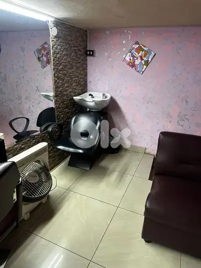فرش صالون نسائي كامل و بحالة جيدة جدا