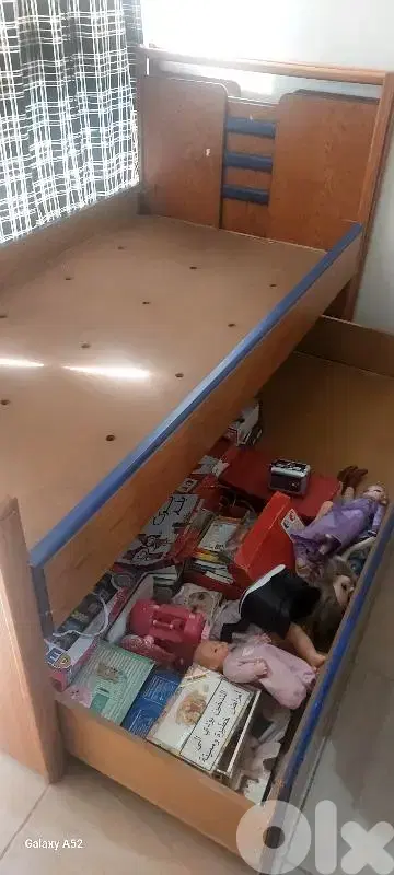 تخت مع صندوق