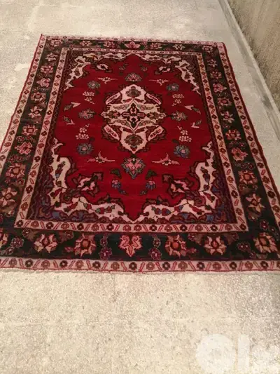 سجاد عجمي بختيار قديم بحالة جيدة