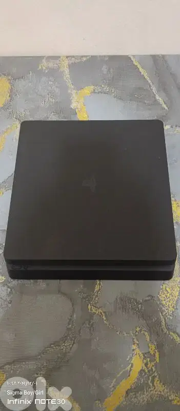 لقطة: PS4 Slim 1TB نظيف جداً + يد أصلية طبعة GTA VI + لعبة RDR2