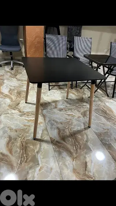 طاولة خشب