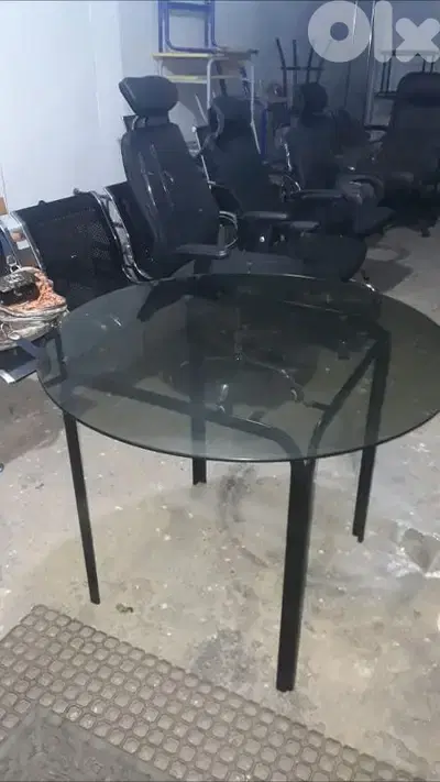 طاولة حديد وجه زجاج