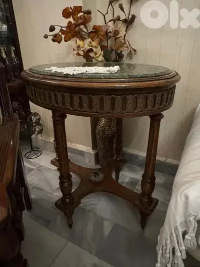 Oval shaped table Antique