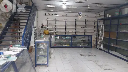 للبيع واجهات محل الومنيوم ورفوف حديد حالة ممتازة ٠٣٢٦٧٩٧٦ الدورة