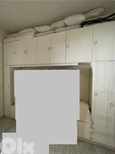 Armoire avec table de nuit
