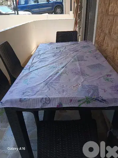 طاولة مع ٦ كراسي