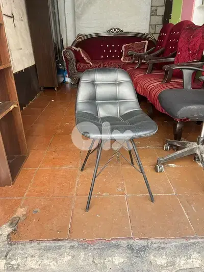 كراسي عدد 6 لون اسود بحالة جيدا جداً