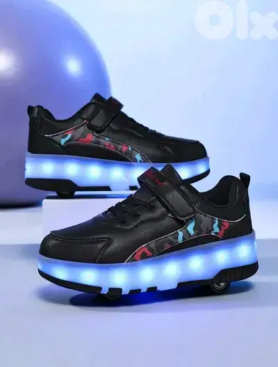 New Fashionable 4 Wheels Led Glowing Rechargeable Roller Skate Shoes