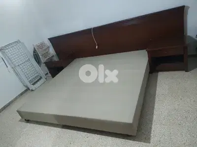 تخت كينج سايز مع كومودينتان