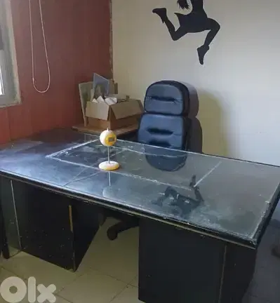 مكتب كبير خشب جيد مع كرسي
