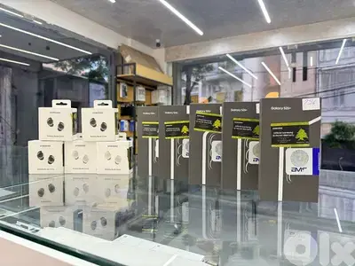 Samsung s26+ 256 Gb 12 Ram new sealed BMS warranty galaxy buds core