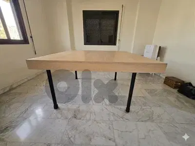طاولة خشب ثقيلة