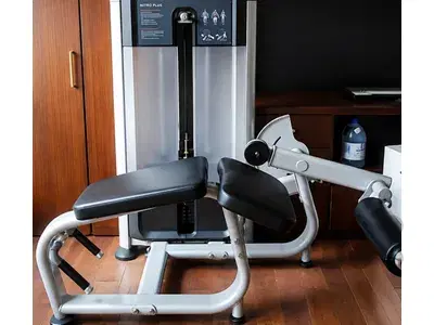 leg curl machine