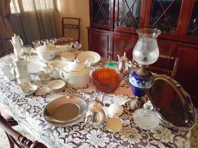 صحوم وكبايات وصواني وإبريق شاي واوعية مصنوعة من البورسلين واشياء اخرة