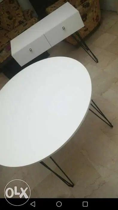 Round dining table (4 seaters)