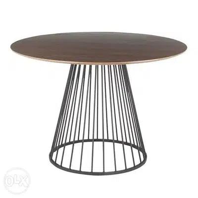 Round dining table