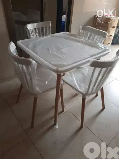 طاوله و 4 كراسي