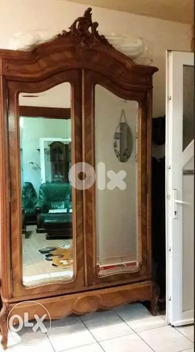 من اجمل خزانة الانتيك القديم خشب جوز حفر فني جميل جدا مميز للغاية