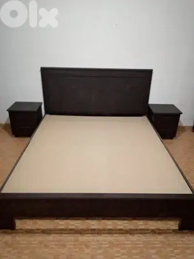 تخت مجوز مع كمدينات صغار