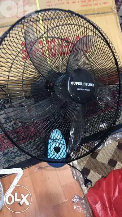 مروحة حيط أو مروحة طاولة تايون