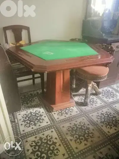 طاوله للعب الورق