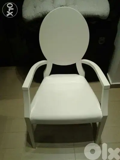 كرسي جديدة ابيض لميع مع قعدة جلد Brand new glossy white chair