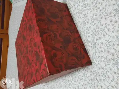 Gift box red flowers. علبة للهدية