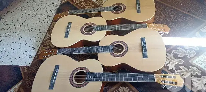 غيتار كلاسيك صناعه يدويه الوج سبروس والظهر موهغني