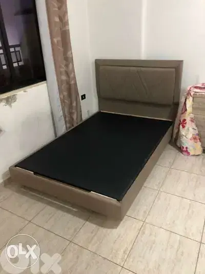 تخت مفرد ونص منجد متوفر بعده الوان