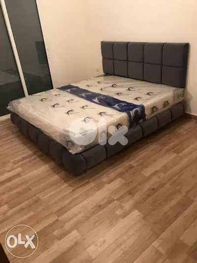 تخت مجوز منجد مع ضهر وكعب منفخ
