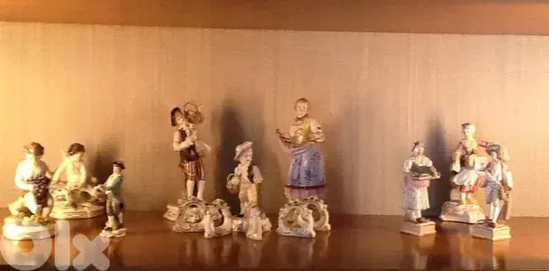 8 figurines