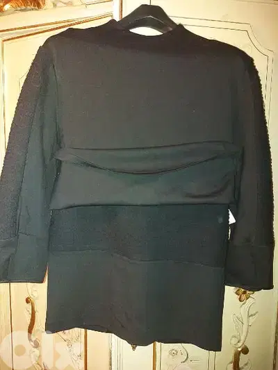 للبيع بلوزه وتنوره نسائيه