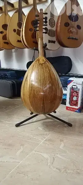 عود من خشب الجوز والوج ارز مسطره ومفاتيح ابانوس