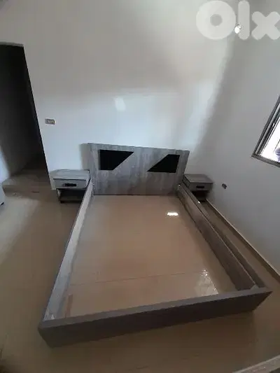 تخت مجوز مع كمدينات صغار اتنين