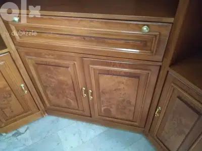 خرانة تلفزيون ومكتبة
