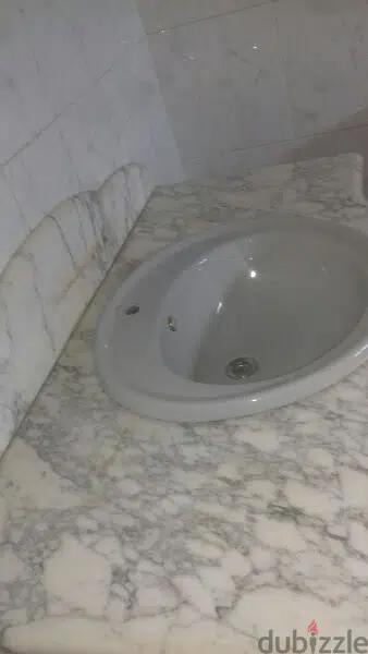 مغسلة مع رخامة .