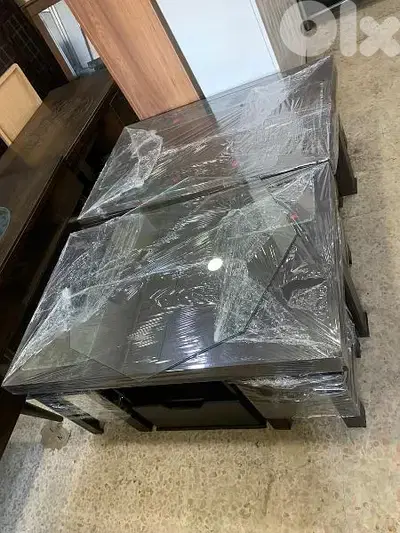 طاولة نص مع اربع طاولات صغار بقلبا