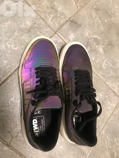 pull and bear shoes لون موف غامق يتغير بوجود الضوء