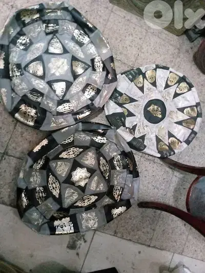 فوق جلد عدة نقشات كبيرة