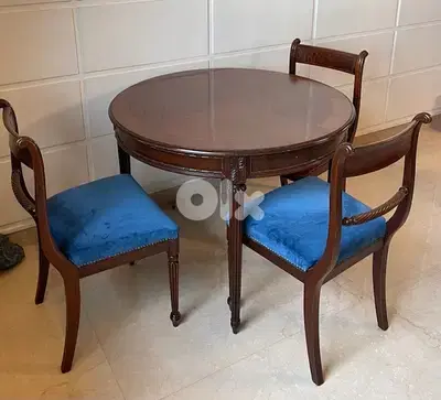 round dining table with chairs